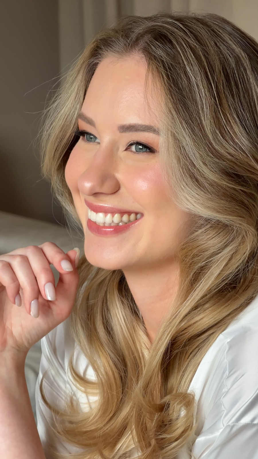 Noiva sorrindo espontaneamente durante o making of